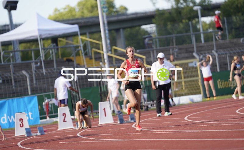 Roos Jessica (1047) im Sprint auf der Laufbahn in Koblenz