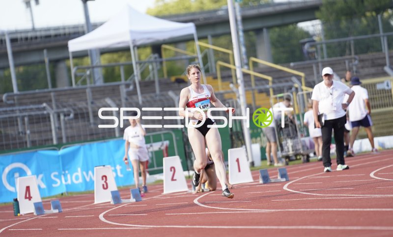 Lisa Nippgen (1407) im Sprint auf der Tartanbahn in Koblenz