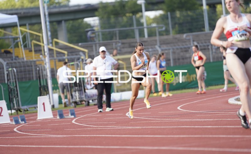 Jakobs Svenja (1144) im Sprint auf der Tartanbahn in Koblenz