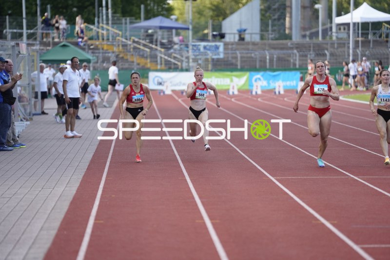 Schumacher Maren (1054), Nadine Mercier (568) und Helios Ksenia (1143) im Sprintfinale in Koblenz
