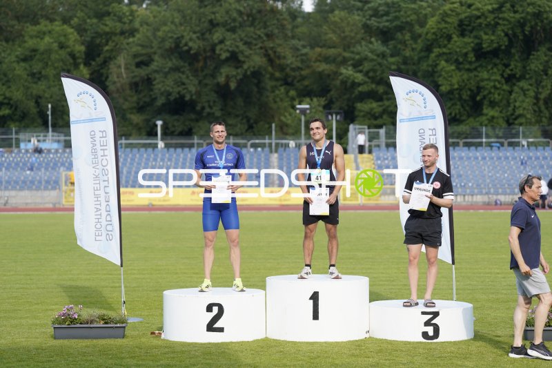 Siegerehrung im Stadion Oberwerth: Olbert Fabian (414) gewinnt Gold