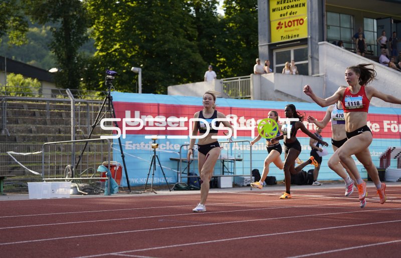 Fischer Lisa (190) und Schulze Liara (1118) im Sprintduell beim Leichtathletik-Meeting in Koblenz