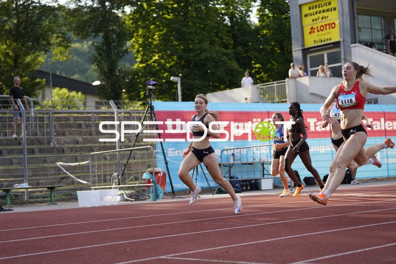 Schulze Liara (1118) und Fischer Lisa (190) im Sprint beim Stadion Oberwerth Koblenz