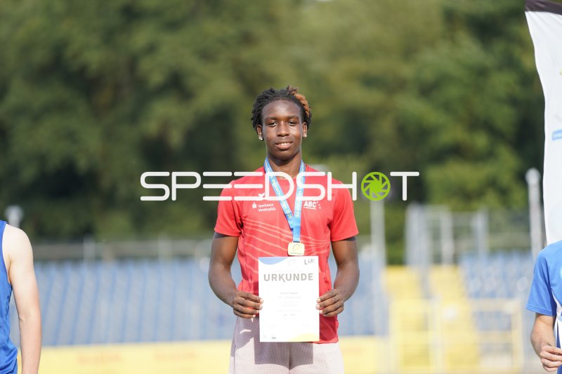 Njikam Sidwell (900) mit Medaille und Urkunde bei der Siegerehrung in Koblenz