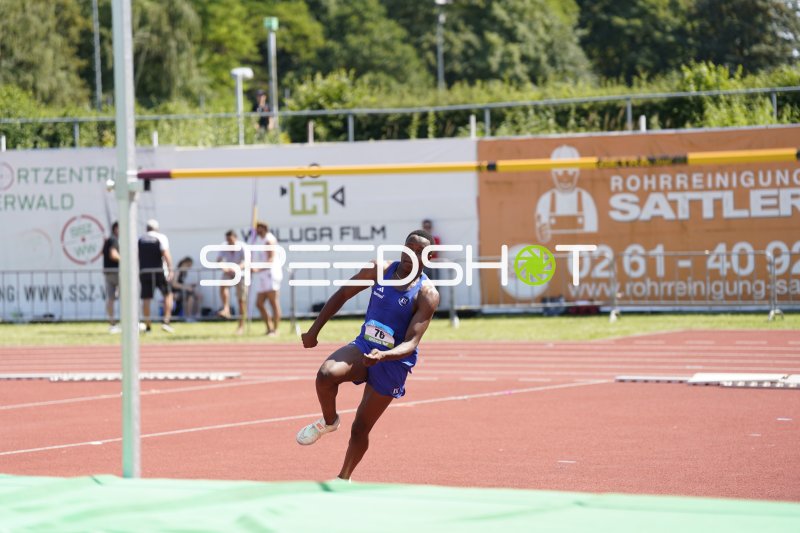 Manekeu Joel (76) beim Hochsprung-Anlauf im Stadion Oberwerth Koblenz