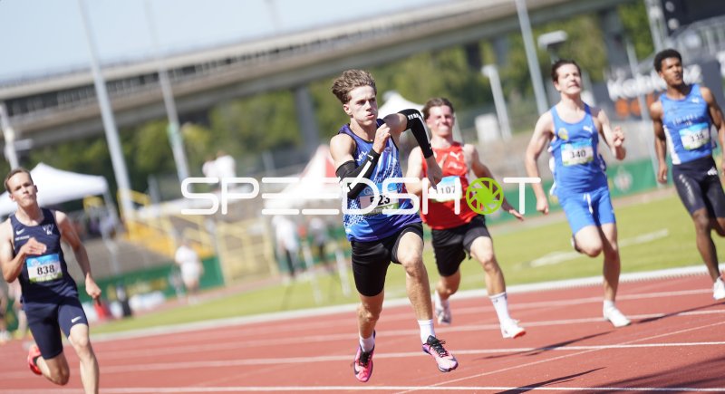 Fliedner Adrian (523) führt das Feld beim Sprint in Koblenz an
