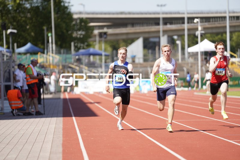 Risch Simon (370) und Schwarz Arne (591) im Sprint auf der Tartanbahn in Koblenz