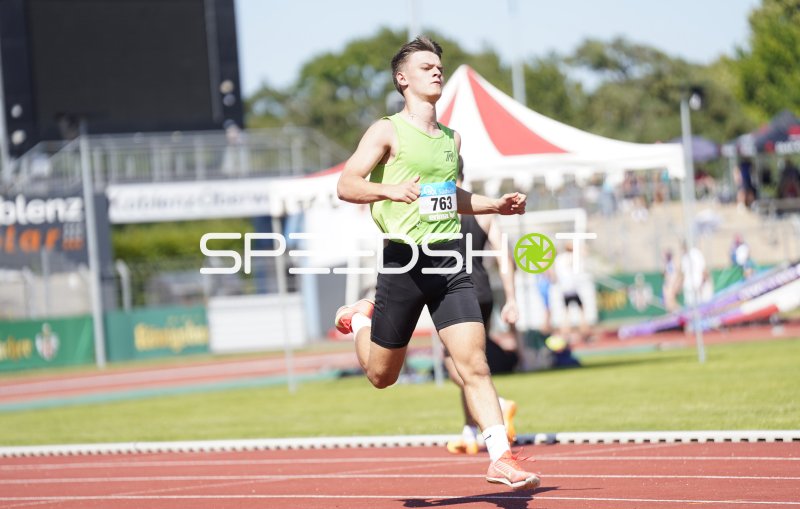 Daum Mika (763) im Sprint auf der Tartanbahn in Koblenz