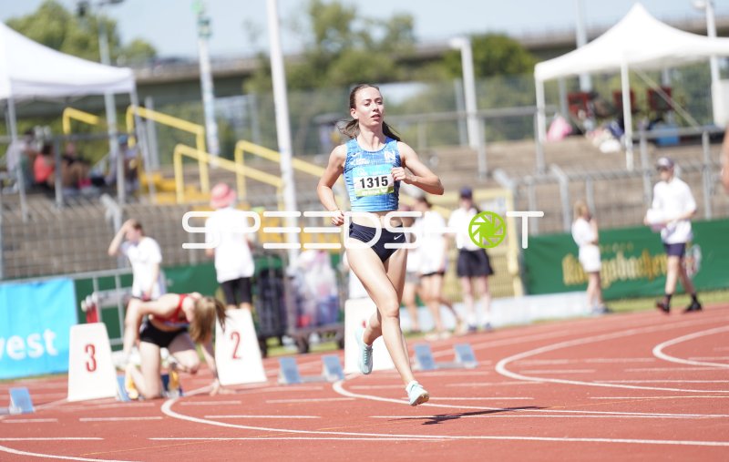 Dussinger Annika (1315) beim Lauf im Stadion Oberwerth Koblenz