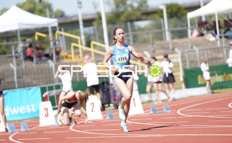 Dussinger Annika (1315) beim Lauf im Stadion Oberwerth Koblenz