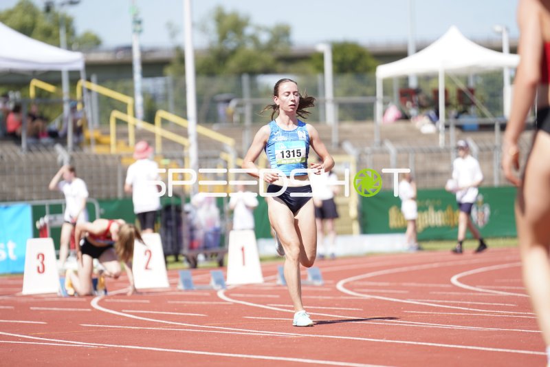 Dussinger Annika (1315) beim Lauf im Stadion Oberwerth Koblenz