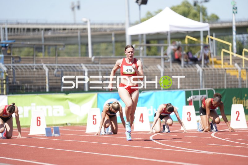 Kränzle Celina (478) läuft los während andere Athletinnen noch in den Startblöcken sind