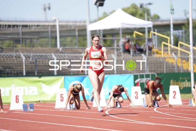 Tikovsky Isabella (470) läuft an startbereiten Athletinnen im Stadion Oberwerth vorbei