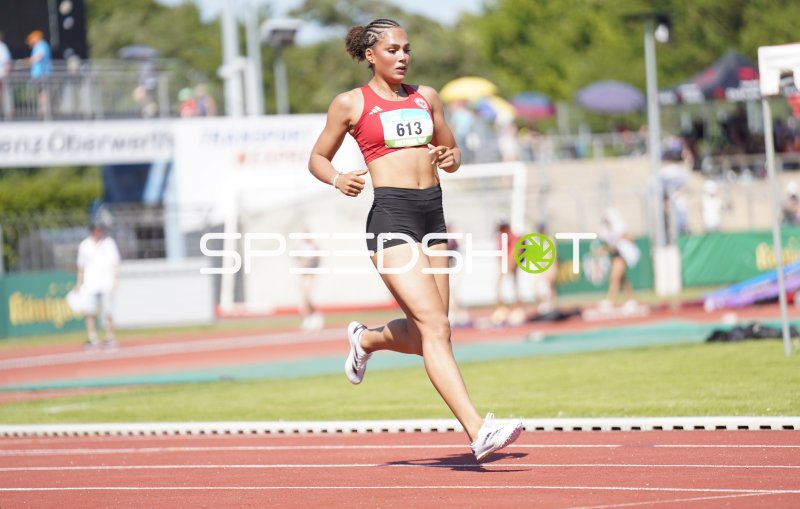 Heygster Samira (613) beim Lauf im Stadion Oberwerth Koblenz