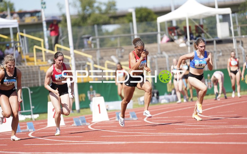 Erofeeva Alisa (44) und Heygster Samira (613) beim Sprint-Start in Koblenz