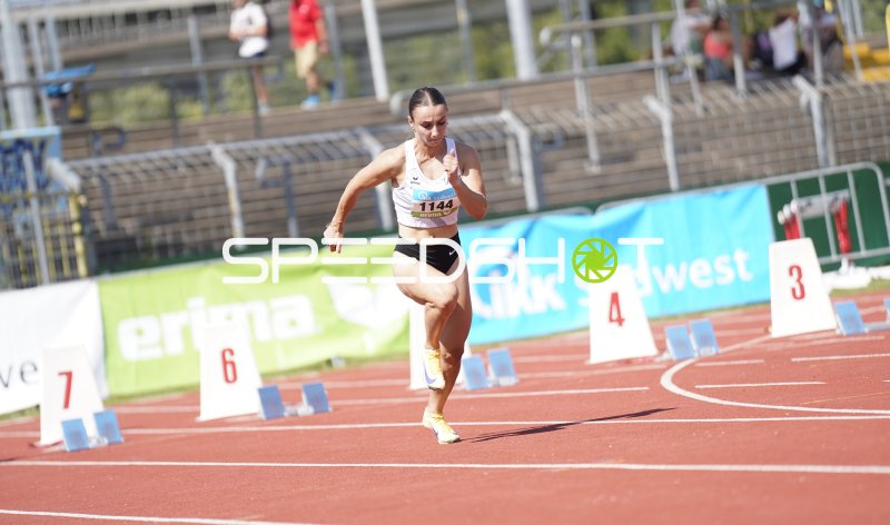 Jakobs Svenja (1144) im Sprint auf der Tartanbahn in Koblenz