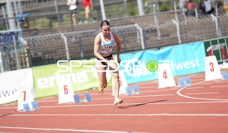 Jakobs Svenja (1144) im Sprint auf der Tartanbahn in Koblenz