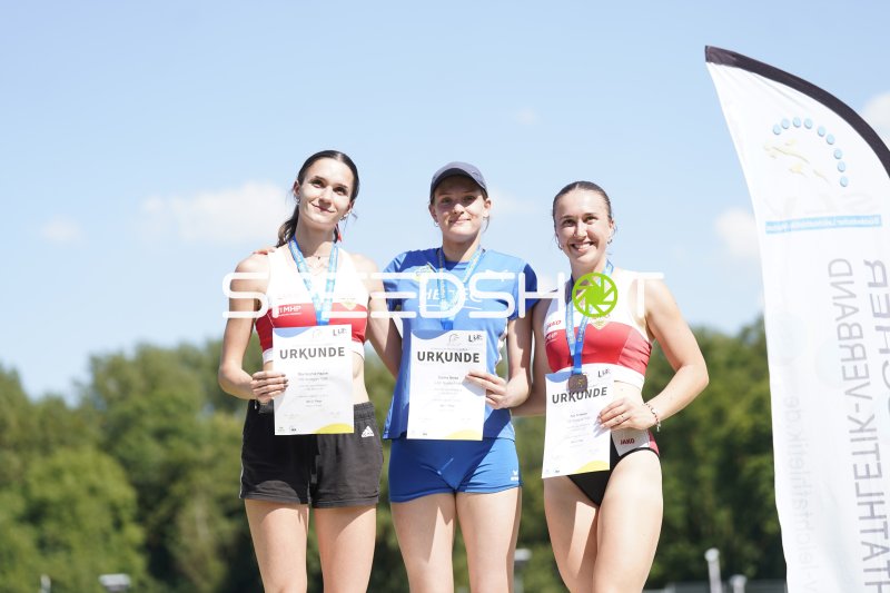 Siegerehrung in Koblenz: Haase Mia-Sophie (1404) und Schwarz Alia (1409) auf dem Podium
