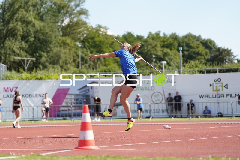 Speerwurf-Athletin im Abwurfmoment im Stadion Oberwerth Koblenz