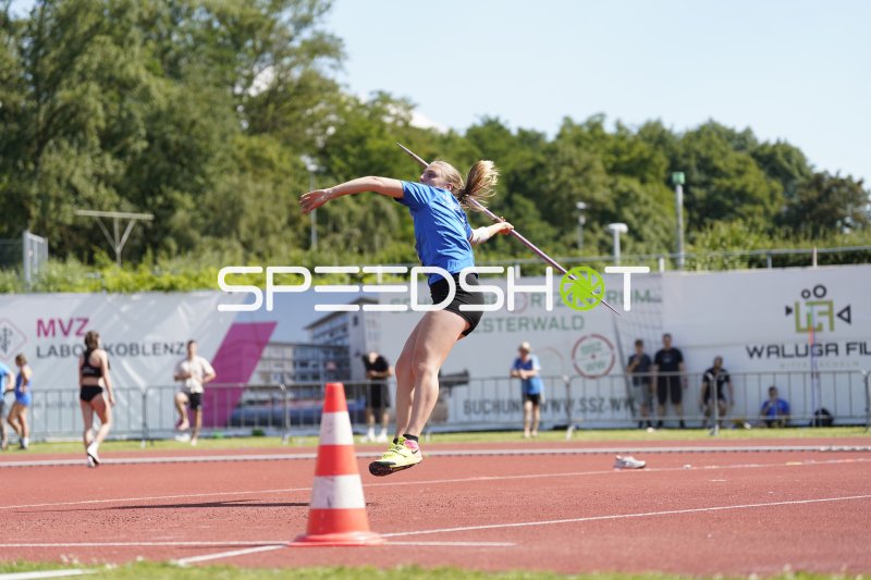 Speerwurf-Athletin im Abwurfmoment im Stadion Oberwerth Koblenz