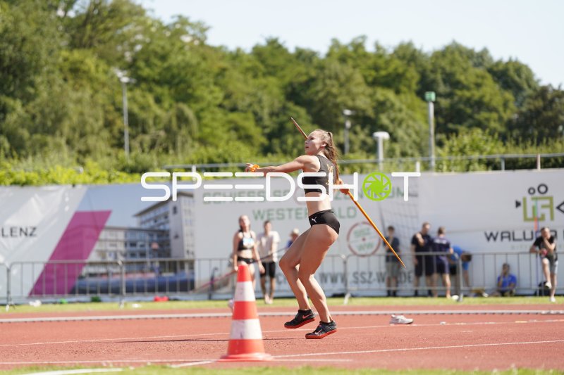 Speerwurf-Athletin im Abwurfmoment im Stadion Oberwerth Koblenz