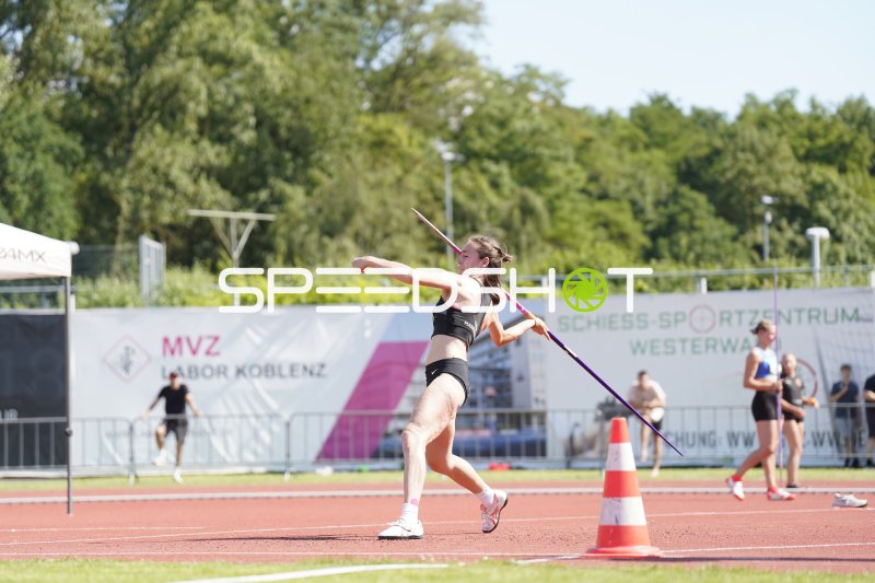 Speerwurf-Athletin im Abwurfmoment im Stadion Oberwerth Koblenz