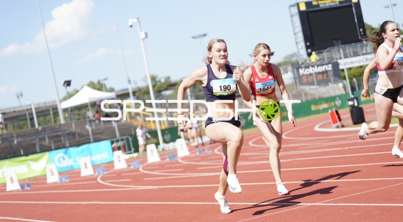 Fischer Lisa (190) und Meuter Lotta (1041) im Laufduell im Stadion Oberwerth Koblenz