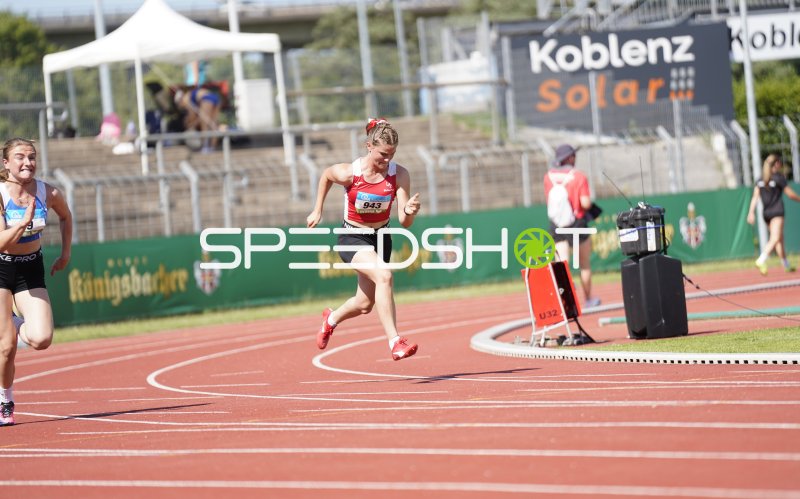 Treiber Meret (59) und Swenne Cleo (943) im Sprint auf der Tartanbahn in Koblenz