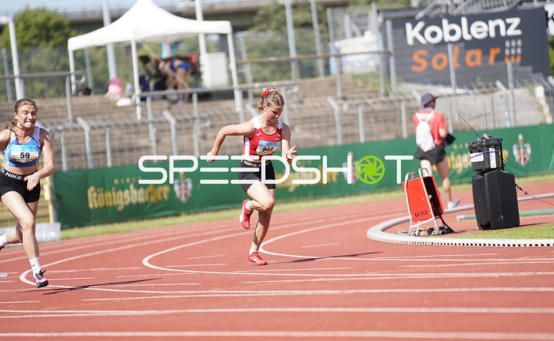Swenne Cleo (943) und Treiber Meret (59) im Sprint im Stadion Oberwerth Koblenz