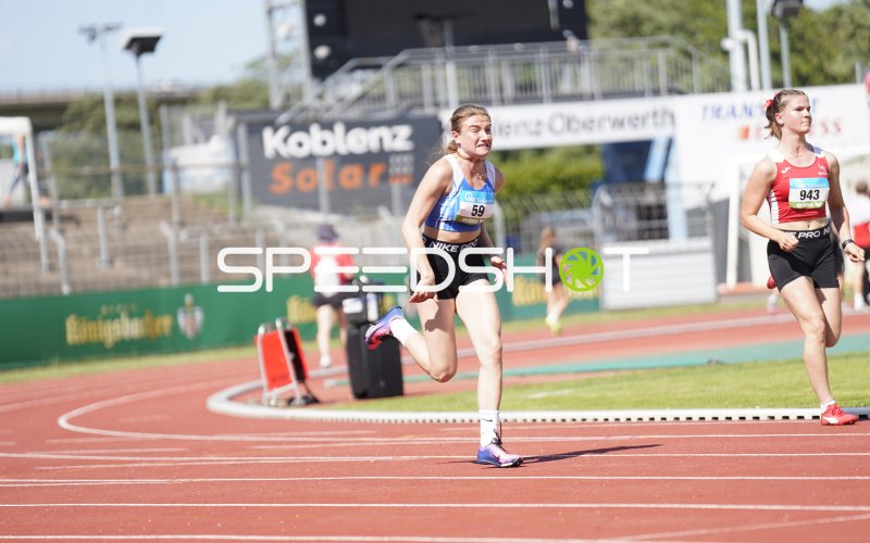 Treiber Meret (59) im Sprint vor Swenne Cleo (943) im Stadion Oberwerth Koblenz