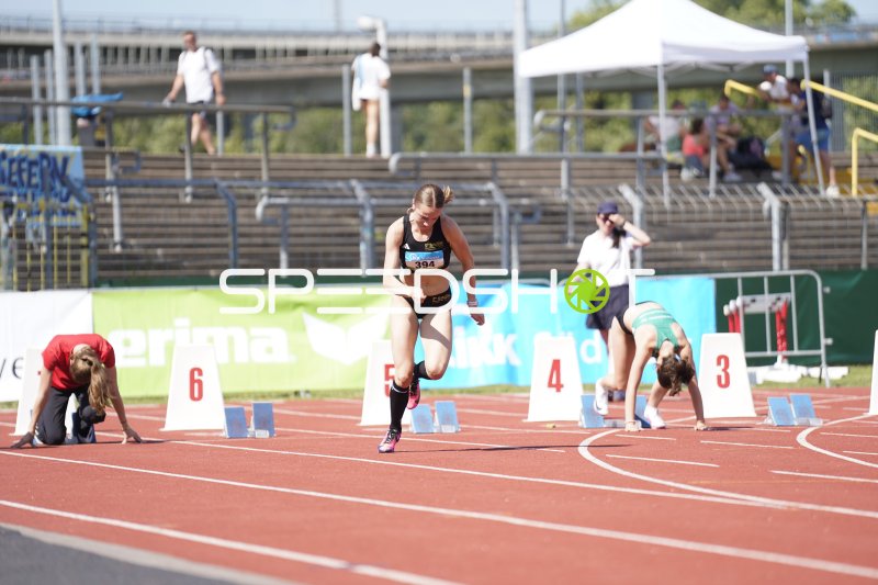 Heumann Nina (394) beim Start eines Laufs im Stadion Oberwerth Koblenz