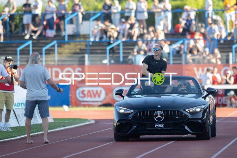 Ehrungsrunde im Mercedes-Cabrio im Paul-Greifzu-Stadion Dessau