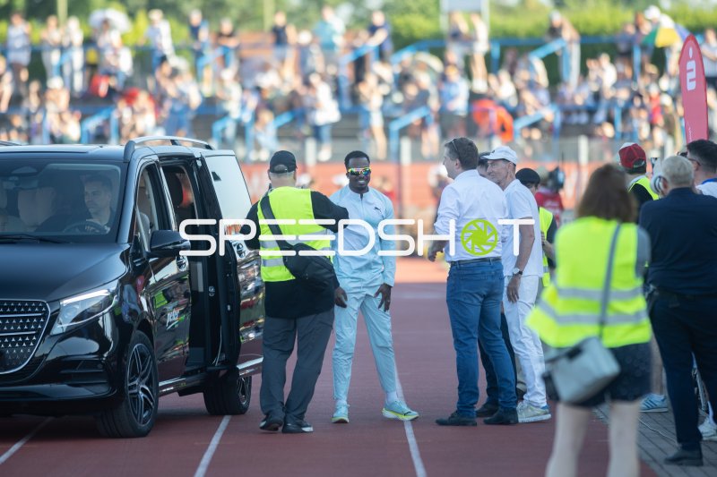 Ankunft eines Athleten im Paul-Greifzu-Stadion Dessau