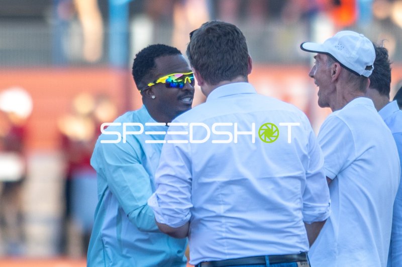Gespräch am Rand im Paul-Greifzu-Stadion Dessau