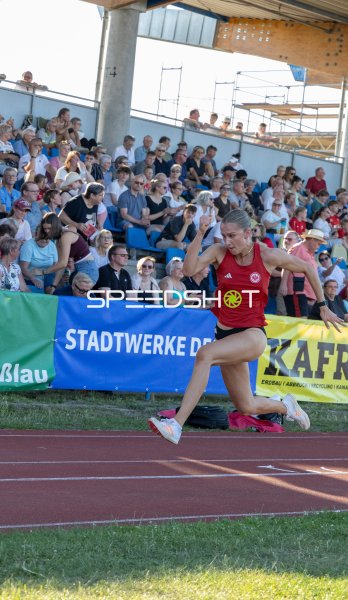 Köchling Finja (266) im Sprint auf der Tartanbahn in Dessau