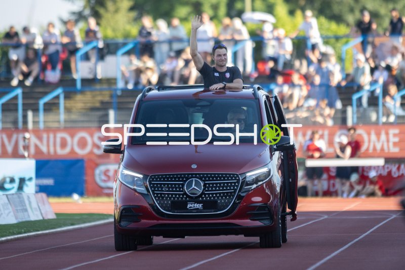 Einfahrt ins Paul-Greifzu-Stadion Dessau mit Mercedes-Van
