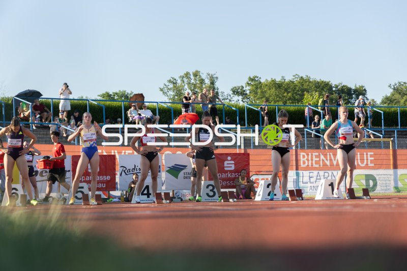 Starterfeld beim 400m-Lauf im Paul-Greifzu-Stadion Dessau