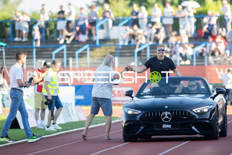 Begrüßung auf der Tartanbahn im Paul-Greifzu-Stadion Dessau