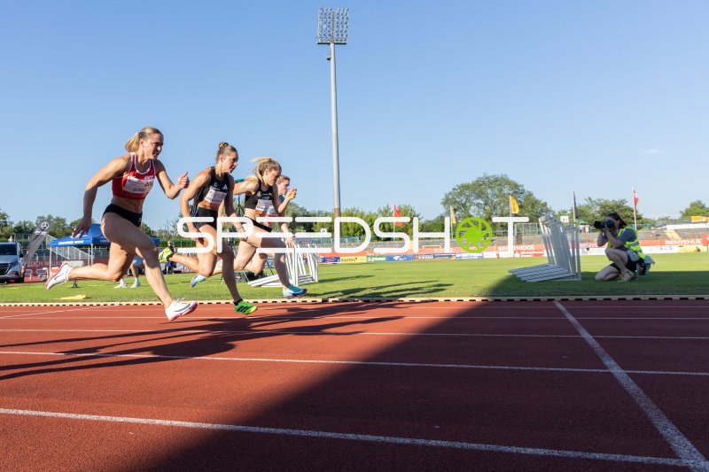 Céline Bürgi (206) und weitere Athletinnen im Sprint im Paul-Greifzu-Stadion Dessau