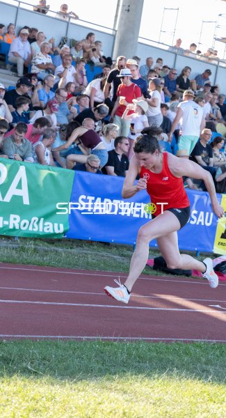 Sprinterin im vollen Lauf im Paul-Greifzu-Stadion Dessau