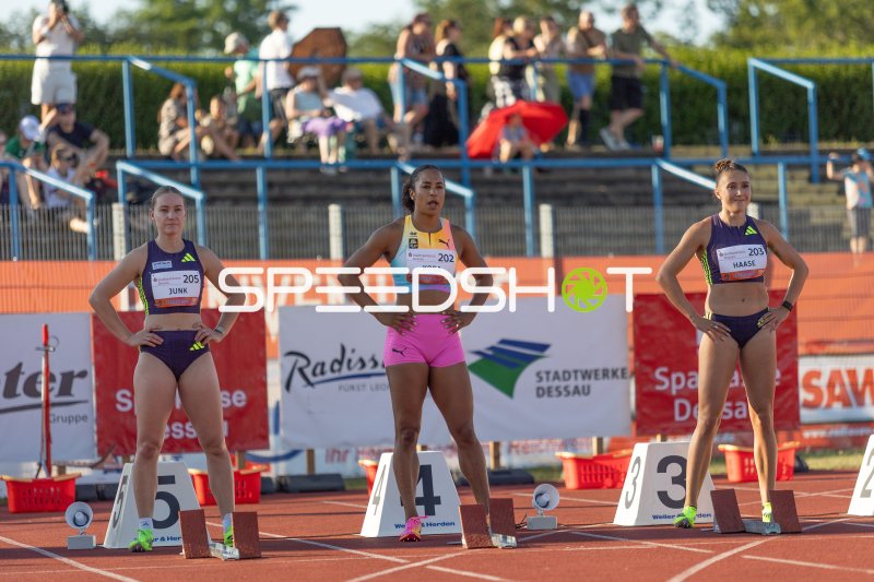 Haase Rebekka (203), Junk Sophia (205) und Salomé Kora (202) vor dem Start im Paul-Greifzu-Stadion Dessau