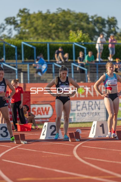 Gina Lückenkemper, Aziza Sbaity (212) und Talea Prepens (209) vor dem Start im Paul-Greifzu-Stadion