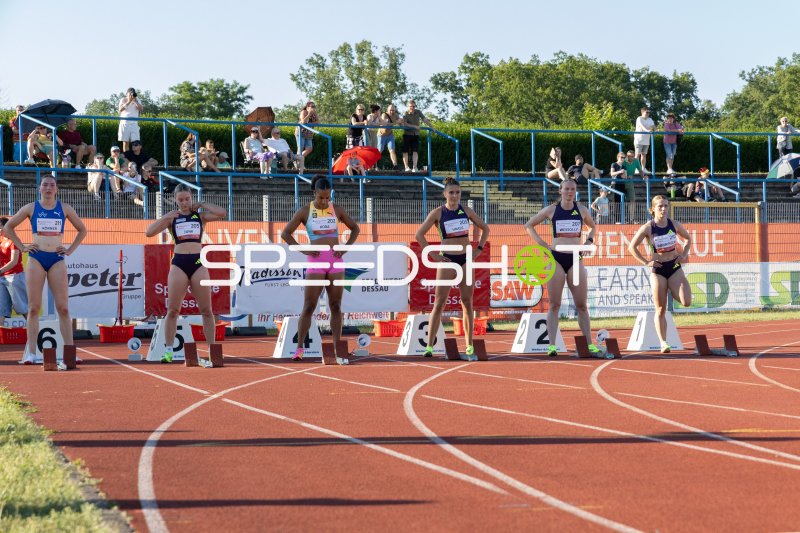 Haase Rebekka (203) und das Starterfeld beim 400m-Lauf in Dessau