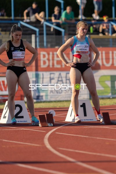Talea Prepens (209) und Aziza Sbaity (212) vor dem Start im Paul-Greifzu-Stadion Dessau