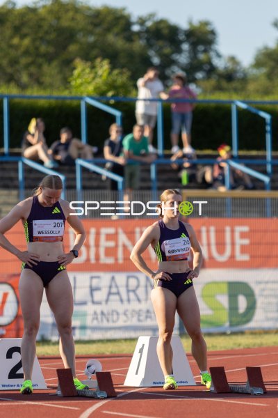 Jessica-Bianca WESSOLLY (207) und Helene Rønningen (210) vor dem Start in Dessau