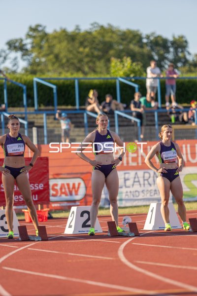 Haase Rebekka (203), Jessica-Bianca WESSOLLY (207) und Helene Rønningen (210) vor dem Start im Paul-Greifzu-Stadion Dessau