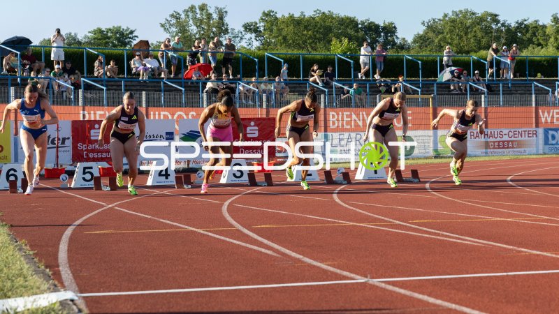 Startmoment im Damensprint im Paul-Greifzu-Stadion Dessau