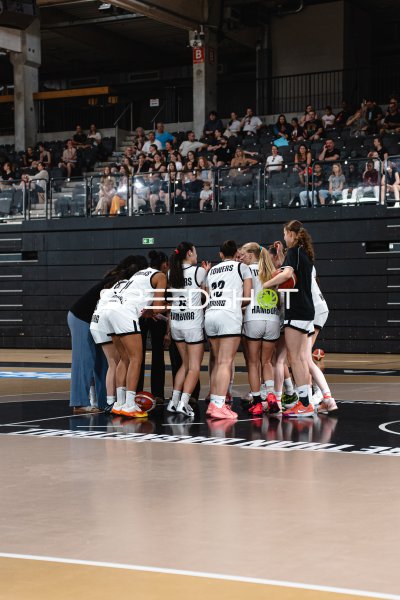 Hamburg Towers Damen in der Auszeit-Besprechung in der Inselpark Arena