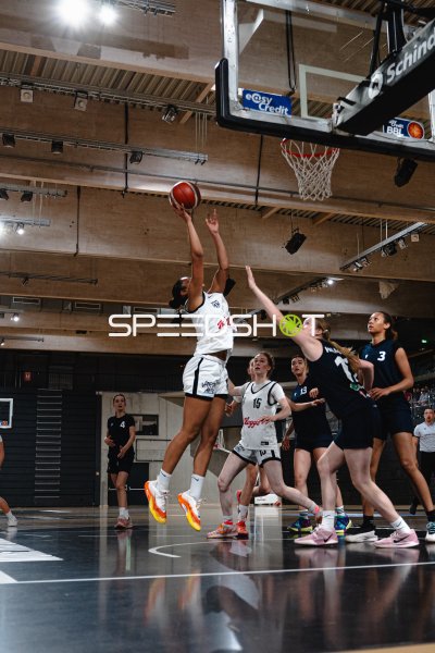 Basketballspielerin beim Layup in der Inselpark Arena Hamburg