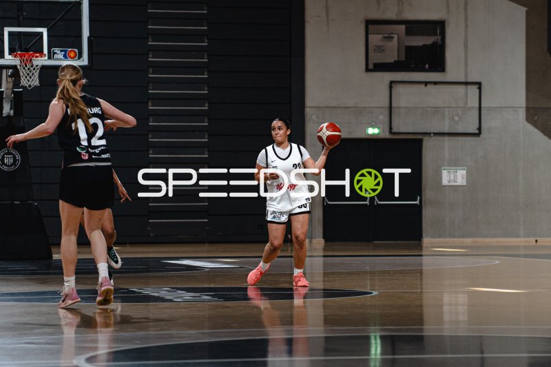 Spielerin (#32) mit Ball unter Druck einer Hamburg Bergedorf Eimsbüttel-Verteidigerin
